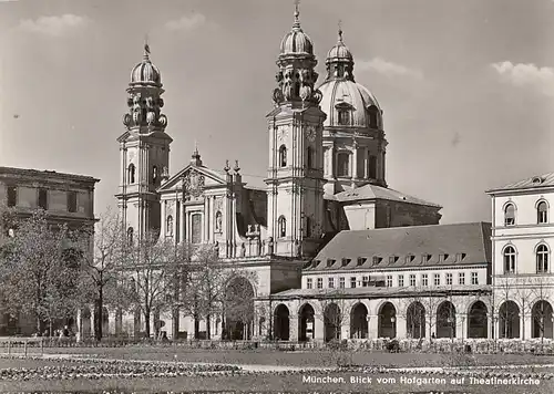 München, Blick vom Hofgarten auf Theatinerkirche ngl G0393