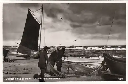 Ostseebad Niendorf, Fischer machen seeklar ngl G3195