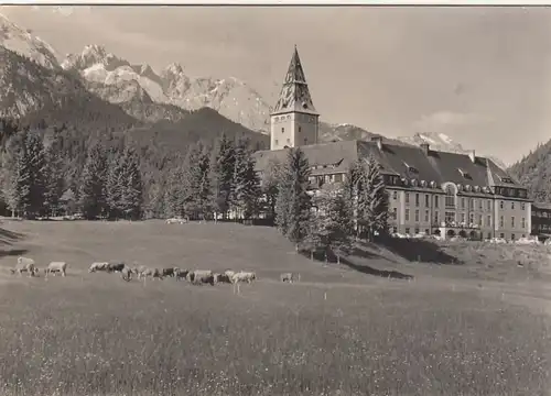 Schloß Elmau mit Dreitorspitze gl1976 G3639