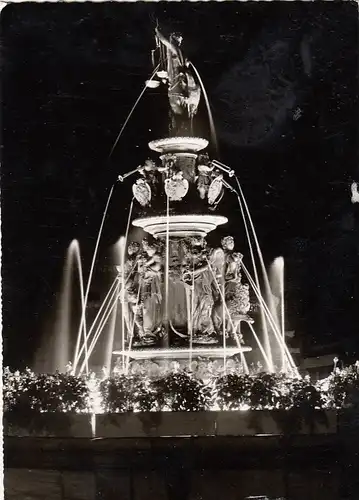 Nürnberg, Tugendbrunnen bei Nacht ngl G3893