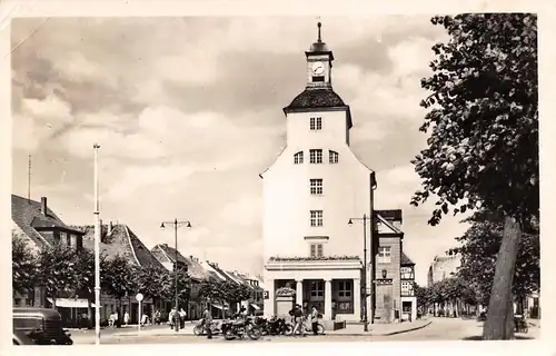 Treuenbrietzen Marktplatz mit Rathaus gl1960 168.597