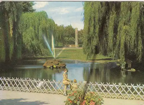 Bad Vilbel, Schwanenteich und Ehrenmal gl1964 G6350