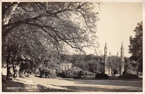 Neustrelitz Paradeplatz mit Schlosskirche gl1933 171.379