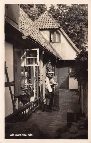 Alt-Warnemünde Partie vor einem Haus gl1956 172.533