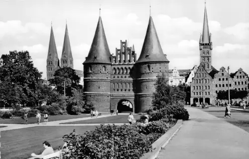 Lübeck Blick auf St. Marien, Holstentor und St. Petri ngl 175.902