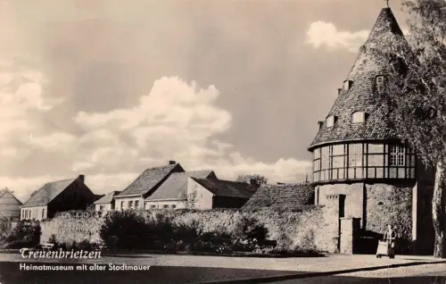 Treuenbrietzen Heimatmuseum mit alter Stadtmauer gl1968 179.124