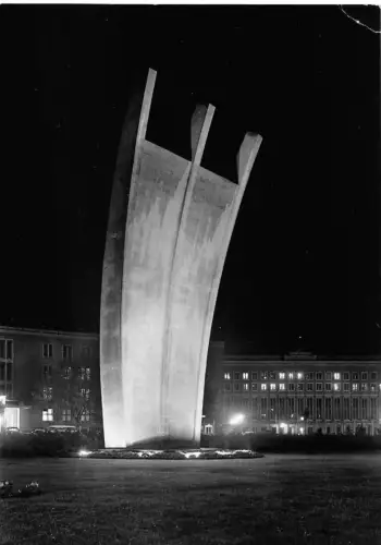 Berlin Luftbrückendenkmal bei Nacht ngl 185.810