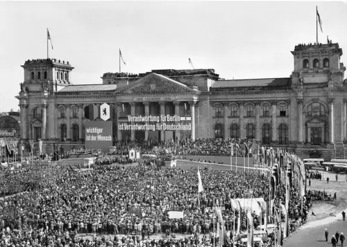 Berlin Reichstag Kundgebung Foto ngl 185.917