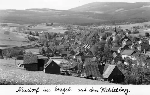 Neudorf / Erzgebirge mit dem Fichtelberg ngl 190.362