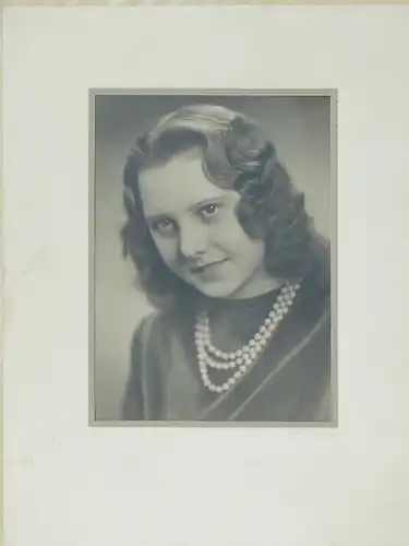 5712D-altes schwarzweiss Foto-Portrait-Dame mit Perlenkette-hinter Glas-Foto-ger