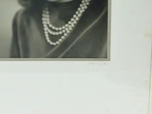 5712D-altes schwarzweiss Foto-Portrait-Dame mit Perlenkette-hinter Glas-Foto-ger
