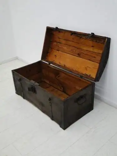 2521-Truhe-Schatztruhe-alte Truhe-Holztruhe-Schatztruhe-Vorzimmertruhe-Bauernstu