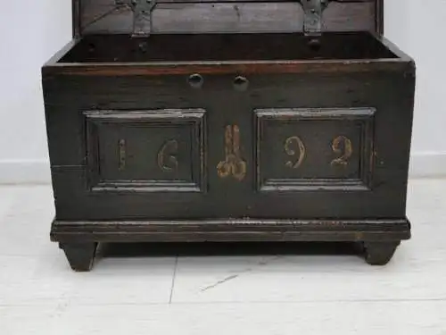 2845-Truhe-Schatzkiste-Truhe um 1692-Kiste-Schatztruhe-Holztruhe-Holzkiste-1692