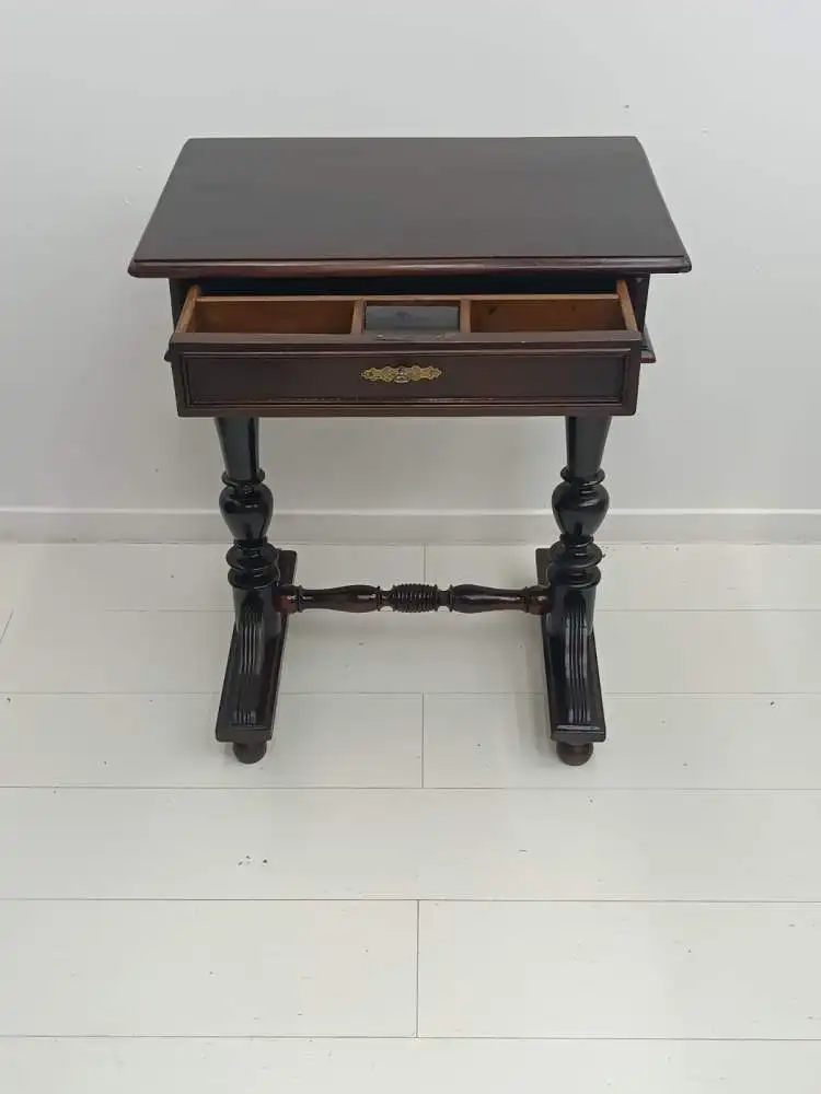 7536-Historismusnähtisch-altdeutsch-Tisch-Beistelltisch-Gründerzeit 2