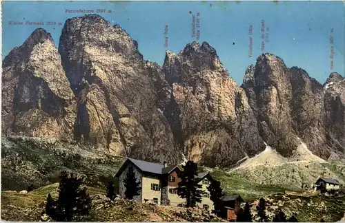 Regensburger Hütte mit der Geislergruppe in den Dolmiten -38934