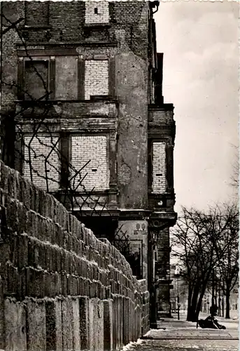 Berlin - Bernauer Strasse mit zugemauerten Fenstern -41126