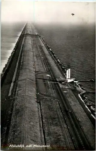 Afsluitdijk met Monument -40266