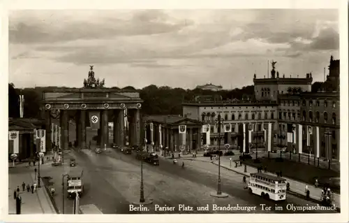 Berlin - Brandenburger Tor mit Hakenkreuzfahnen -40682