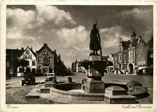 Husum - Markt mit Brunnen -414234