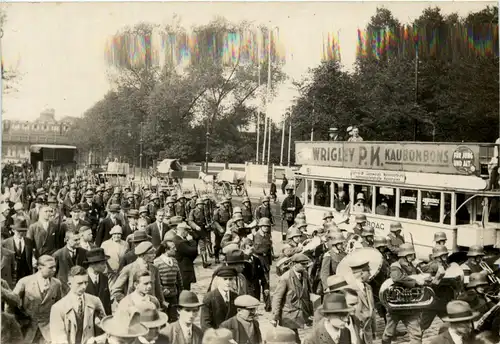 Berlin - Soldaten mit Strassenbahn -421460