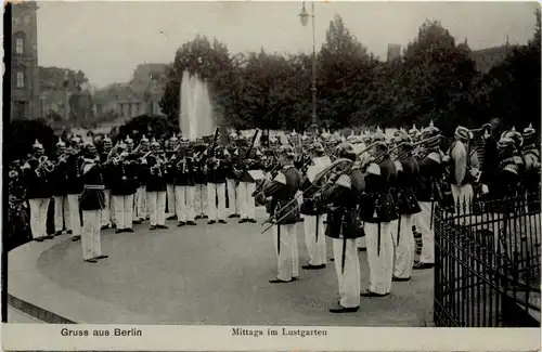 Berlin - Mittags im Lustgarten -421516