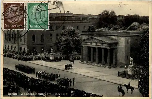 Berlin - Wachablösung am Ehrenmal -421638