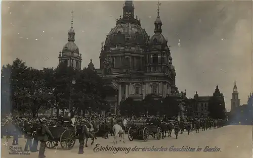 Berlin - Einbringung eroberter Geeschütze -421782