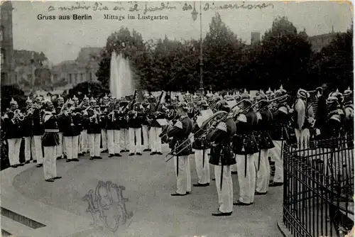 Berlin - Mittags im Lustgarten -421518