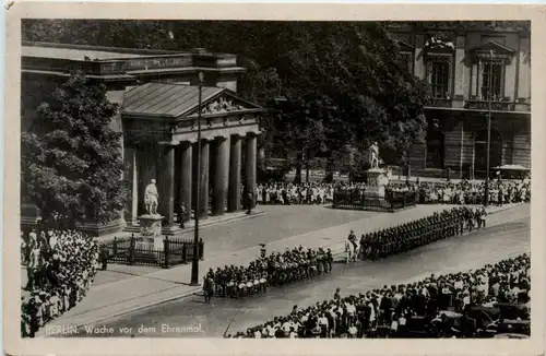 Berlin - Wache vor dem Ehrenmal -421572