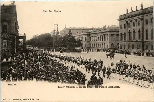 Berlin - Unser Kaiser an der Spitze der Fahnencompagnie -421706