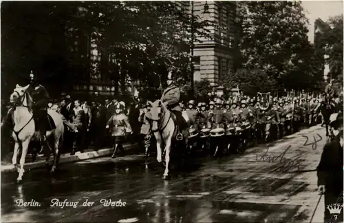 Berlin - Aufzug der Wache -421760