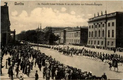 Berlin - Unser Kaiser an der Spitze der Fahnencompagnie -421530