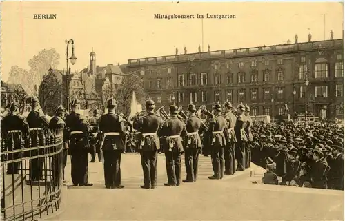 Berlin - Mittagskonzert im Lustgarten -421526
