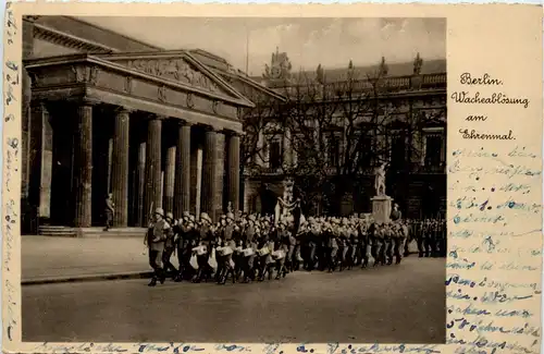 Berlin - Wachablösung am Ehrenmal -421672