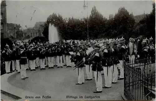 Berlin - Mittags im Lustgarten -421532