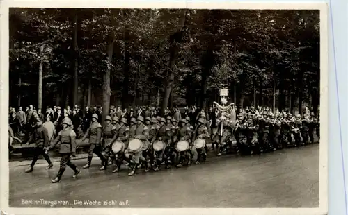 Berlin - Tiergarten - Die Wache zieht auf -421604