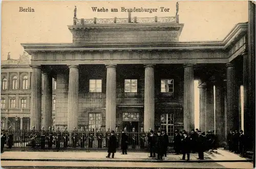 Berlin - Wache am Brandenburger Tor -421732