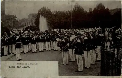 Berlin - Mittags im Lustgarten -421522