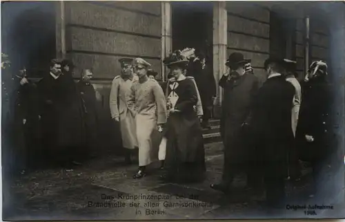 Berlin - Das Kronprinzenpaar bei der Brandstelle der alten Garnisonskirche -421740