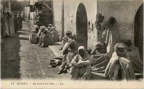 Biskra - Au coin d une Rue -51046