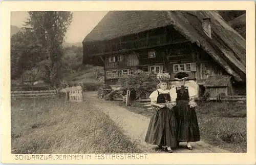 Schwarzwälderinnen in Festtagstracht -52656