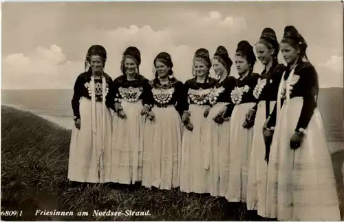 Friesinnen am Nordsee-Strand -52690