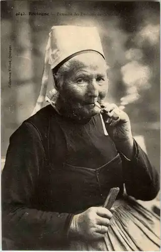 Bretagne - Fumeuse de Quimper -56546