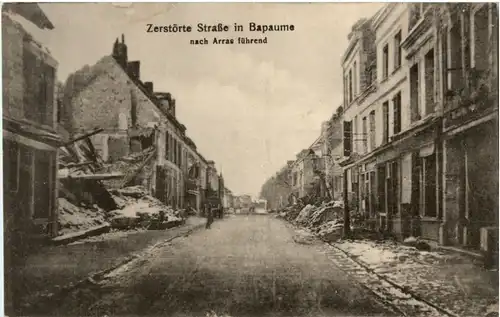 Zerstörte Strasse in Bapaume -58250