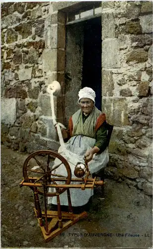 Type d Auvergne - Une Fileuse - Spinnrad -59974