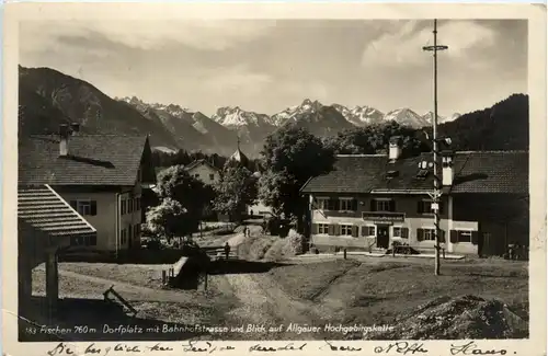 Fischen im Allgäu, Dorfplatz mit Bahnhofsstrasse und Blick auf Allgäuer -341636