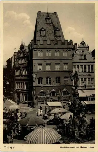 Trier, Marktbrunnen mit rotem Haus -341736