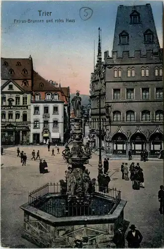 Trier, Petrus-Brunnen und rotes Haus -341732