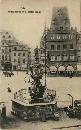 Trier, Marktbrunnen mit rotem Haus -341756