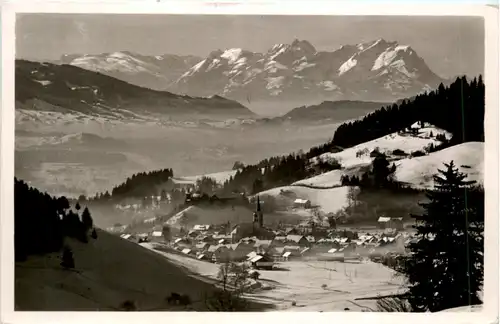 Oberstaufen, Allgäu Wintersportplatz mit Blick zum Schweizer Hochgebirge -340850